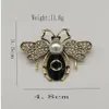 Famoso diseño Gold Bee Letters Luxurys Desinger Broche Mujeres Rhinestone Pearl Letter Broches Traje Pin Joyería de moda Ropa De264c