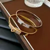 Bangle 2023 Korean lyxig utsökt metall snap armband europe Amerika mode lysande kristall geometriska kvinnors smycken