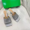 Berühmte Designer-Sandalen für Damen, Stretch-Mule, Designer-Absätze, strassverzierte Seiden-Pantoletten, Sandale mit eckiger Zehenpartie, Luxus-Slides mit hohem Absatz, Sandale, Designer-Slipper, Pantoletten