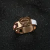 Anneaux de mariage mode creux coloré coeur en acier inoxydable grande étiquette blanc coquille anneau pour femmes filles femmes hommes bijoux 230721