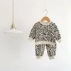 Zestawy odzieży 6956 garnitur dla niemowląt 2023 Autumn Cute Lovely Boy's Leopard Print Sweter spodni Pure Cotton Girl's Dwuczęściowy garnitur.