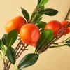 Dekorative Blumensimulation von orangefarbenen Fruchtzweigen, grünen Pflanzen, Landschaftsbau-Dekoration, Ornamenten