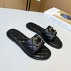 2023 Nya diamantkontrollerade tofflor Designer Slides Ladies Holiday Tisters Classic Flat Bottom Slippers Casual Sandals Fashion Ladies Beach Sandals