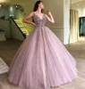 2023 ثوب الكرة الوردي فساتين quinceanera من البلورات المخرمة العميقة ضد الرقبة منتفخة حلوة 15 حفلة موسيقية فيريوس دي سهرة فستان Vestidos de Quinceanera