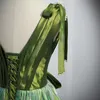 Vestido de noite deslumbrante Verde cintilante Brilhante Vestidos de formatura Mangas transparentes com decote em V Renda nas costas