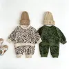 Zestawy odzieży 6956 garnitur dla niemowląt 2023 Autumn Cute Lovely Boy's Leopard Print Sweter spodni Pure Cotton Girl's Dwuczęściowy garnitur.