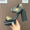 Dekoracja przycisków Calfskin Pasek kostki platforma sandałowa moda metalowe guziki 12 cm masywne sandały na wysokim obcasie Letnie luksusowe projektanci buty damskie buty