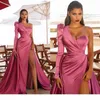 2021 Vestidos de Baile Rosa Sereia Lateral Dividido Formal Vestidos de Noite Longos Um Ombro Mangas Compridas Cetim Plissado Designer Formal La244P