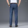 Herr jeans 2023 casual smart mode lösa byxor lätt vår sommar klassisk stor storlek 28-42 blå svart
