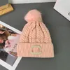 Beanie Designer Hats LS Erkek ve Kadın Sevimli Top Beanie Sonbahar/Kış Termal Örgü Şapka Marka Bonnet Yüksek Kaliteli Ekose Kafatası Şapkası Lüks Sıcak Kapak Beanie