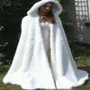 Nowy Winter White Lvory Wedding Faux Fur Cape Shawl Kurtki ślubne z kapturem 241010