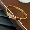 Bangle 2023 Korean lyxig utsökt metall snap armband europe Amerika mode lysande kristall geometriska kvinnors smycken