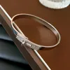 Bangle 2023 Korean lyxig utsökt metall snap armband europe Amerika mode lysande kristall geometriska kvinnors smycken