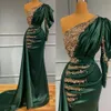 Encantador vestido de noite de cetim verde escuro sereia com apliques de renda dourada pérolas miçangas um ombro pregas longo ocasião formal Gow242k
