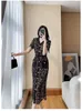 Grundlegende Freizeitkleider 2023 Runway Hollow Out Stickerei Häkelspitze Kleid für Frauen V-Ausschnitt Goldene Knöpfe Einreiher Taschengürtel Midi Vestidos