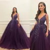 2022 Roxo Escuro Vestido de Baile Quinceanera Vestidos Decote em V Tule Renda Cristal Sem Mangas Costas Sem Costas Comprimento Doce 16 Festa Baile Even199p