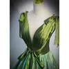 Vestido de noite deslumbrante Verde cintilante Brilhante Vestidos de formatura Mangas transparentes com decote em V Renda nas costas