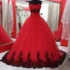2017 Sexig röd spetsboll klänning quinceanera klänning med applikationer tyll snörning plus size sweet 16 klänning vestido debutante klänningar bq953287z