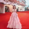 Volantes Vestidos de baile Rosa claro Cuello en V profundo Drapeado Largo Formal Celebrity Vestidos de noche Una línea Vestidos de alfombra roja Vestidos de fiesta