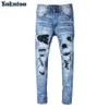 Sokotoo Herren-Jeans mit Strass-Kristall-Patchwork, hellblau, zerrissen, schmale Passform, Röhrenjeans aus Stretch-Denim287K