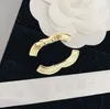 Mujeres de lujo Diseñador Marca Carta Broches 18K Chapado en oro Incrustaciones Cristal Rhinestone Joyería Broche Encanto Perla Pin Casarse Boda Regalo Accesorio