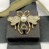 유명한 편지 고급스러워 Desinger Brooch 여성 라인톤 진주 편지 브로치 정장 핀 패션 보석 QQ