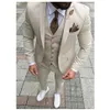 Ultimi disegni della mutanda del cappotto Abito da uomo beige Prom Tuxedo Slim Fit 3 pezzi Abiti da sposo per uomo Blazer personalizzato Terno Masuclino2154