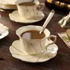 Tazze Exquisite Europe Bone China Tazza da caffè Piattino e cucchiaio Set con cappuccino in ceramica dorata Tè pomeridiano 230721