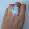 Bröllopsringar klassiker stor månsten för kvinnor hyperbole vintage ring vatten droppe vit sten kvinnliga modesmycken hela321s