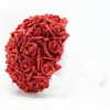 手作りの花を持つウェディングブライダルブーケスパンコールレッドローズ人工花花束ウェディングサプライブルーチBOU274S