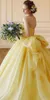 2023 우아한 화려한 노란색 연인 볼 가운 Quinceanera 드레스 레이스 아플리케 이브닝 댄스 파티 가운 큰 활 매듭 형제 스위트 15 파티 드레스 로브 드 발