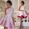 Vestidos de baile de um ombro rosa bebê Renda Meia manga Cetim Vestidos de festa curtos franzidos Custom Made Estilo Dubai Baile Formal Dr206c