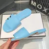 Clássicos de grife sapatos femininos chinelo avançado novo estilo pequeno perfumado pele de carneiro cor bloqueada versão letra moda salto baixo liso chinelos para mulheres