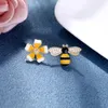 Boucles d'oreilles arrivée mignonne petite émail abeille fleurs boucle d'oreille asymétrique pour les femmes bijoux de mode en gros accessoire d'oreille