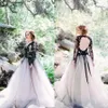 Vintage Schwarz-Weiß-Hochzeitskleider Brautkleider 2022 Gothic Country Tiefer V-Ausschnitt Lange Ärmel Strand Boho Braut dress244i