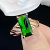 Anelli a grappolo Elegante cristallo verde Smeraldo Pietre preziose Diamanti per le donne Gioielli in oro rosa 18 carati riempiti Bague Regali accessori alla moda