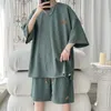 Chándales de verano para hombre, conjunto de seda helada, camiseta de manga corta de gran tamaño a la moda para hombre, pantalones cortos, ropa de calle de dos piezas, conjuntos sueltos para hombre de talla grande