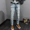 Jeans da uomo Stilista di moda Pantaloni da uomo in stile coreano strappati slim fit azzurri elasticizzati retrò Pantaloni casual in denim vintage