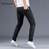 Jeans da uomo Moda uomo Pieghe Casual Slim Fitted Matita Pantaloni in denim Autunno Pantaloni skinny con cerniera coreana Abbigliamento 2023