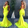 Vestidos de noche de sirena amarilla sexy 2019 Sin espalda Satén Halter simple Vestido de fiesta largo barato Vestidos de fiesta de tren de barrido BM0670264Z