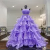 Cascading Ruffles Lilla Prom Dress 2022 Ball Gown Organza senza spalline Evento formale Abiti da festa Zipper Back Design senza maniche Quincea325b