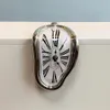 Relógios de Mesa Relógio Retro Mudo Inovador Torcendo Engraçado Derretendo Pendurado Números Romanos 230721