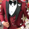 2021 Klassigt Bourgogne Wedding Tuxedos Mens Suits Slim Fit Peaked Lapel Prom Man Groomsmen Blazer Designs Three Piece Set Jacke2732