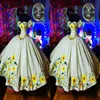 2022 Romantische gelbe Sonnenblumen Ballkleid Quinceanera Kleider Schulterfrei Mexikanische Kappe Kurze Ärmel Stickerei Korsett Prom Ev289r