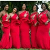 Vestido de dama de honra africano sereia de um ombro só vermelho 2019 babados apliques de cintura com frisado ouro vestido de dama de honra plus size casamento gu262o