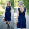 Abiti da damigella d'onore corti in pizzo chiffon blu royal stile country per matrimoni economici abiti casual lunghezza ginocchio backless gioiello2498