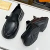 Platform Loafer reinventa la sneaker cult come mocassino con tomaia in pelle di vitello smaltata, suola a forma di onda in gomma nera Mocassini Fashion