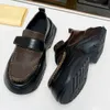 Platform Loafer reinventa la sneaker cult come mocassino con tomaia in pelle di vitello smaltata, suola a forma di onda in gomma nera Mocassini Fashion