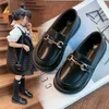 Кроссовки Spring Girls British Boys Leather Shoute Children Soft Mary Janes Metal Kids Fashion Casual Black Sllon Loafers 230721