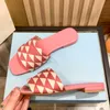 Chinelos de fundo plano triângulo de metal para moda feminina designer de luxo combinando cores bordados sandálias de férias de lazer novo pacote slides de geometria